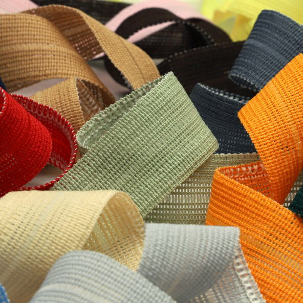 [メーカー] SHINDO（S.I.C.） SHINDO社製（S.I.C.）熱圧着テープです。お手持ちのアイロンで簡単に接着できるメンディングテープです。洋服やカーテン、小物などの布製品のお直しにオススメの資材です。※メートルカット品は、実物確認用のサンプルまたはご試作用途向けに販売をいたしております（数量「3」でお求めいただくと、3メートルを1本でお届け）。巻でのご購入前に必ずメートルカット品にて実物をご確認ください。 ■長さの選択■ メートルカット（1〜10mまで）　50メートル巻【商品スペック】 　販売単位： 50メートル巻 　幅： 約25mm 　材質： ポリエステル75% ナイロン25% 　厚み： 0.5mm 　染色： 先染め 　メーカー： SHINDO（S.I.C.） 【バリエーション】 　1サイズ（約25mm）、全16色をご用意 【お届け目安】 　お急ぎ出荷に対応いたしておりませんため、ご注文確定後4〜5営業日後にお手元に届きます 【洗濯記号】 【裾上げ例】 1.修繕したい長さに折り返し部分(股下寸法＋7〜10cm)を加えて余分を切断、ウラ返して折る。 2.アイロンをドライにし、温度を中温(140℃〜160℃)目盛にセットします。 3.接着させる必要分より、約2cm長くテープをカットします。 4.テープを必ず水にひたし、軽くしぼってからご使用ください(お湯は使わないでください)。 5.テープの両面の白いいと部分が接着面です。この綿を必ず下にして接着してください。 6.接着は内股の中心からスタート。生地がつれる恐れがありますので、テープを引っ張らないようにアイロンを押しあててください。 7.アイロンは絶対にすべらさず、上から体重をかけるようにして10秒前後強く押しあて、十分に接着してください。 【ご購入の際の注意点】 ・ディスプレイ性能や設定などにより、商品写真の色と実物が多少異なる場合はあります ・念のため、使用用途に合ったテストをした後にご使用ください ・継ぎ目の入る場合が稀にございますが、その際は余分を入れております ・染色ロットにより多少色目が異なることがあります ・商品の特性により、幅の表示が実物と多少異なることがあります ・高温度の蒸気やアイロン、プレスなどの熱処理により変色、形態変化、移染することがあります ・縫製される生地と本製品の収縮率が異なる場合、シワ等が発生することがあります ・濃色の製品を白色又は淡色の生地と組み合わせて使用すると色移りする場合があります ・ホツレの原因となりますので、製紐、織物のパイピング製品は、縫製の際、耳部分を切り落とさないでください ・ニードル商品は、片耳がループ組織の織製品ですので、このループが解れると織終り方向よりラン現象を起こし、組織破壊に繋がる恐れがあります（切り口を二つ折にする等、ループが解れ難い様にしてください） ・カット面がホツレや糸抜けすることがあり、また強い力が掛かると目ずれすることもあります ・ボビン等に巻かれた商品は、縫製後の収縮を避けるため、一昼夜放反後にご使用ください ・ダンボールケース等による高温多湿下での長期保管は、黄変の原因となりますため、お避けください ・ノックスガス等の影響により黄変、変色することがあります