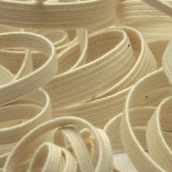 [メーカー] SHINDO（S.I.C.） SHINDO社製（S.I.C.）のオーガニックコットンコールゴム（ハード）です。2～3年以上有害な農薬・肥料を使用しない等、オーガニック農産物などの生産方法基準を満たした実践農地で、厳格な基準を守って育てられた綿花のみを使用した平ゴム（C/#00は無染色）です。肌の敏感な方や乳幼児向けのインナーや体操帽子のあごゴム、その他ギャザー寄せのシャーリングゴムとしてオススメのテープです。※メートルカット品は、実物確認用のサンプルまたはご試作用途向けに販売をいたしております（数量「3」でお求めいただくと、3メートルを1本でお届け）。巻でのご購入前に必ずメートルカット品にて実物をご確認ください。【バリエーション】 　5サイズ（約3mm、約5mm、約7mm、約8mm、約9mm）、全1色をご用意 【お届け目安】 　お急ぎ出荷に対応いたしておりませんため、ご注文確定後4〜5営業日後にお手元に届きます 【洗濯記号】 【ご購入の際の注意点】 ・ディスプレイ性能や設定などにより、商品写真の色と実物が多少異なる場合はあります ・念のため、使用用途に合ったテストをした後にご使用ください ・継ぎ目の入る場合が稀にございますが、その際は余分を入れております ・染色ロットにより多少色目が異なることがあります ・商品の特性により、幅の表示が実物と多少異なることがあります ・高温度の蒸気やアイロン、プレスなどの熱処理により変色、形態変化、移染することがあります ・縫製される生地と本製品の収縮率が異なる場合、シワ等が発生することがあります ・濃色の製品を白色又は淡色の生地と組み合わせて使用すると色移りする場合があります ・ホツレの原因となりますので、製紐、織物のパイピング製品は、縫製の際、耳部分を切り落とさないでください ・ニードル商品は、片耳がループ組織の織製品ですので、このループが解れると織終り方向よりラン現象を起こし、組織破壊に繋がる恐れがあります（切り口を二つ折にする等、ループが解れ難い様にしてください） ・カット面がホツレや糸抜けすることがあり、また強い力が掛かると目ずれすることもあります ・ボビン等に巻かれた商品は、縫製後の収縮を避けるため、一昼夜放反後にご使用ください ・ダンボールケース等による高温多湿下での長期保管は、黄変の原因となりますため、お避けください ・ノックスガス等の影響により黄変、変色することがあります