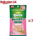 お店TOP＞ペット用品＞猫用食品(フード・おやつ)＞猫用おやつ＞口臭予防おやつ(猫用)＞ペットキッス ネコちゃんの歯みがきおやつ カニ風味かま (15g×7セット)【ペットキッス ネコちゃんの歯みがきおやつ カニ風味かまの商品詳細】●噛むことで、歯についた汚れをブラッシングスクラブが落とします。●ピロリン酸Na、ポリリジン、アルギン酸Na配合により噛むことで、歯と歯ぐきの健康を維持します。【使用方法】・1日2-3gを目安に数回に分けてお与え下さい(約12cmの本品を与えた場合、1日2.5枚)。・生後3ヶ月以上の愛猫に与えてください。・与える量は猫種、体重、年齢、運動量、季節などによって異なりますので、食べ残しや便の状態をみて調節してください。・主食の量は適宜調節してください。【ペットキッス ネコちゃんの歯みがきおやつ カニ風味かまの原材料】白身魚、でんぷん類、かに、食塩、植物性油脂、ソルビトール、調味料(アミノ酸等)、増粘安定剤(アルギン酸Na)、ピロリン酸Na、着色料(紅麹、コチニール、アナトー)、微粉二酸化ケイ素、ポリリジン【栄養成分】たんぱく質：16.0％以上、脂質：0.2％以上、粗繊維：1.0％以下、灰分：9.0％以下、水分：18.0％以下エネルギー：100gあたり約279kcal【注意事項】・本製品は愛猫用のスナックです。人の食べ物ではありません。・子供が愛猫に与えるときは安全のため大人が立ち会ってください。・天然の原料を使用しているため、色・形・ニオイ・硬さに若干の違いがありますが、品質には問題ありません。・乳幼児や認知症の方などの誤食を防ぐため、置き場所に注意してください。・愛猫の食べ方や習性によっては、のどに詰まらせることがありますので、必ず観察しながらお与えください。・おいしさを保つための脱酸素剤は食べられません。・商品表面に白い粉がついておりますが成分の一部であり、品質に問題はありません。まれに、付着量のバラツキが見られることがあります。【原産国】日本【ブランド】ペットキッス【発売元、製造元、輸入元又は販売元】ライオンペット株式会社こちらの商品は、ペット用の商品です。※説明文は単品の内容です。リニューアルに伴い、パッケージ・内容等予告なく変更する場合がございます。予めご了承ください。(PETKISS FOR CAT ペットキッス・フォー・キャット ペットキス オーラルケア蟹風身かま オーラルケアかに風味かま オーラルケアカニかま オーラルケア蟹かま オーラルケアかにかま オーラルケアカニカマ)・単品JAN：4903351002708ライオンペット株式会社111-8644 東京都台東区蔵前1-3-28(ライオン株式会社 お客様センター)0120-556-581広告文責：楽天グループ株式会社電話：050-5577-5043[猫用品/ブランド：ペットキッス/]