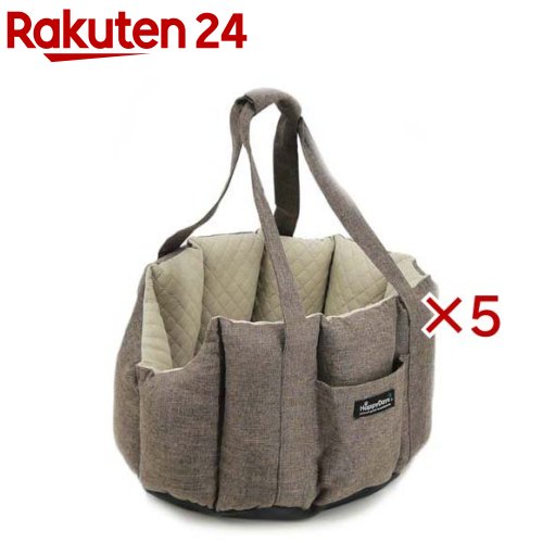お店TOP＞ペット用品＞犬用品(グッズ)＞犬用おでかけ用品(旅行・お散歩)＞ドライブグッズ(犬用)＞HappyDays ドライブベッド＆キャリー ブラウン (5セット)【HappyDays ドライブベッド＆キャリー ブラウンの商品詳細】●家から車、お出かけ先までこれ一つでOK！ドライブベッドにキャリーバッグの機能をプラスしました。●ベルトの長さは調節可能で持ちやすい長さに合わせることができます。●シートへの固定はヘッドレストとシートベルトの2点。車の助手席に乗せた際にペットの顔が見えるようになっています。●飛び出し防止リードは2本付きで2頭飼いの方にもおすすめ。●中のクッションはリバーシブルなので、季節に合わせて使用できます。●車に置いても、服装にも合わせやすいシックなカラーです。●ベルトを持ちやすく束ねるパーツ付き、収納ポケット付き。【使用方法】1.本品を座面シートの背もたれに置き、車のシートベルトを本品の背面ループに通し、バックルに差し込みます。2.ヘッドレストに上部のベルトをかけ、本品が座面から浮かないように紐の長さを調整します。※車で使う場合は、ペットの首輪に飛び出し防止リードを必ずつけてご使用ください。【規格概要】・材質：生地／ポリエステル、詰め物／ポリエステル、調整具／ポリアセタール・本体サイズ：約幅46*奥行46*高さ27cm・片紐長さ：55cm 〜110cm・耐荷重：6kg【注意事項】・この製品はペット専用ですのでそれ以外の用途には使用しないでください。・本品は車内でのペットの固定を補助する為の物であり、生命を守るものではありません。・誤った取り扱いをすると人やペットが死亡、あるいは重傷を負う可能性があります。・車内は極端な高温または低温になる事があります。温度変化に十分に配慮してご使用ください。・特に夏場は車中の温度が高くなり大変危険です。絶対にペットを車内に残したままにしないでください。・発車前には、必ず説明書通りに正しくシートに固定してください。・ペットの予期せぬ行動により発生した怪我や事故、破損に対する補償はいたしかねます。・運転中に本品の調整やペットの手入れ等しないでください。・ペットを長時間車内におくと体調を崩す事がありますので、定期的に様子を確認しながらご使用ください。・ペットが不慣れな場合、本品に入るのを嫌がる場合があります。外出前に十分慣れさせてください。・飼い主様の目が届く範囲で使用してください。・噛み癖や引掻き癖のあるペットには使用しないでください。破損の恐れがあります。・本品は食べられません。万一、飲み込んだ時は、直ちに取り出し、獣医師にご相談ください。・水濡れで色落ちする場合があります。・生地の特性上繊維が抜ける事があります。・廃棄の際は、各地方の自治体の廃棄区分に従ってください。【原産国】中国【ブランド】HappyDays【発売元、製造元、輸入元又は販売元】ペットプロジャパンこちらの商品は、ペット用の商品です。※説明文は単品の内容です。リニューアルに伴い、パッケージ・内容等予告なく変更する場合がございます。予めご了承ください。・単品JAN：4981528833966ペットプロジャパン大阪府門真市松生町6-1806-6905-9988広告文責：楽天グループ株式会社電話：050-5577-5043[ペットのサークル・雑貨など/ブランド：HappyDays/]