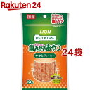 お店TOP＞ペット用品＞猫用食品(フード・おやつ)＞猫用おやつ＞口臭予防おやつ(猫用)＞ペットキッス ネコちゃんの歯みがきおやつ ササミジャーキー (20g*24コセット)【ペットキッス ネコちゃんの歯みがきおやつ ササミジャーキーの商品詳細】●愛猫の好きなササミジャーキーが噛むことで歯みがきできるおやつに。●秘密は「ブラッシングスクラブ*」、歯と歯のすき間に入り、噛むことで歯垢を除去。●ピロリン酸Na、ポリリジン配合。*微粒二酸化ケイ素【使用方法】・1日3-4gを目安に数回に分けてお与え下さい(約5cmの本品を与えた場合、1日2本)。・生後3ヶ月以上の愛猫に与えてください。・与える量は猫種、体重、年齢、運動量、季節などによって異なりますので、食べ残しや便の状態をみて調節してください。・主食の量は適宜調節してください。【ペットキッス ネコちゃんの歯みがきおやつ ササミジャーキーの原材料】鶏ささみ、牛皮、かつおオイル、でん粉類、食塩、ビール酵母、水あめ、魚たん白加水分解物、脱脂大豆、大豆油、豚コラーゲン、りんご抽出物、グリセリン、ソルビトール、トレハロース、ポリリン酸Na、酸化防止剤(ミックストコフェロール、エリソルビン酸Na)、増粘安定剤(アルギン酸Na)、ピロリン酸Na、調味料、保存料(ソルビン酸K)、微粒二酸化ケイ素、メタリン酸Na、発色剤(亜硝酸Na)、ローズマリー抽出物、ポリリジン、緑茶抽出物【栄養成分】たんぱく質：32.0％以上脂質：6.0％以上粗繊維：1.5％以下灰分：6.0％以下水分：25.0％以下エネルギー：100gあたり約292kcaL【注意事項】・本品は愛猫用のスナックです。人の食べ物ではありません。・子供が愛猫に与えるときは安全のため大人が立ち会ってください。・天然の原料を使用しているため、色、形、ニオイ、硬さに若干の違いがありますが、品質には問題ありません。・乳幼児や認知症の方などの誤食を防ぐため、置き場所に注意してください。・愛猫の食べ方や習性によっては、のどに詰まらせることがありますので、必ず観察しながらお与えください。・おいしさを保つための脱酸素剤は食べられません。【原産国】日本【ブランド】ペットキッス【発売元、製造元、輸入元又は販売元】ライオンペット株式会社こちらの商品は、ペット用の商品です。※説明文は単品の内容です。リニューアルに伴い、パッケージ・内容等予告なく変更する場合がございます。予めご了承ください。(PETKISS FOR CAT ペットキッス・フォー・キャット ペットキス オーラルケア笹身ジャーキー)・単品JAN：4903351002722/(/F622902/)/ライオンペット株式会社111-8644 東京都台東区蔵前1-3-28(ライオン株式会社 お客様センター)0120-556-581広告文責：楽天グループ株式会社電話：050-5577-5043[猫用品/ブランド：ペットキッス/]