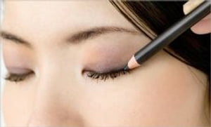 Applying Eyeliner for Beginners