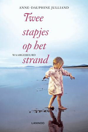 Twee stapjes op het strand