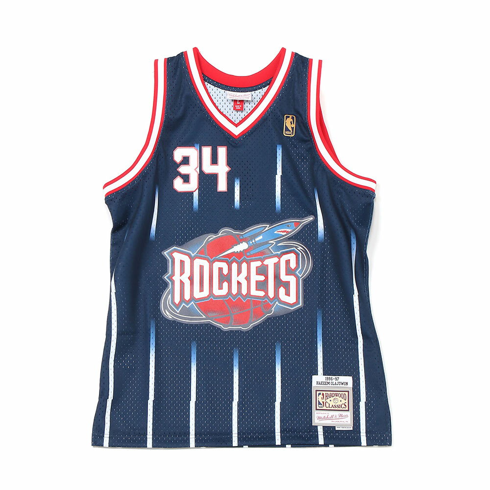 商品名1996-97 HOUSTON ROCKETS NBA SWINGMAN ROAD JERSEY ROCKETS 96 HAKEEM OブランドMitchell & Ness ( ミッチェル＆ネス ) 商品説明歴代トップビックマンのアキーム・オラジュワンのヒューストンロケッツ96年ユニフォームです。あのマイケル・ジョーダンと同期で大活躍、得意のドリームシェイクでマッチアップ相手を翻弄したスーパースター。ロンTをレイヤードしたり、シャツを羽織った着こなしでロングシーズン合わせられるアイテムです。 サイズ サイズ表記 バスト 着丈 肩幅 裾幅 M 106 74 38 109 L 116 76 39 120 XL 126 78 40 130 2XL 136 80 41 144 ※商品によって多少の個体差があります。ご了承ください。単位は全てcm 素材 ポリエステル 100%出荷元楽天スポーツゾーン 注意書きモニターの発色の具合によって実際のものと色が異なる場合がございます。 ※この商品はギフトラッピング対応可能商品です。プレゼントの際にはぜひギフトサービスをご活用ください。