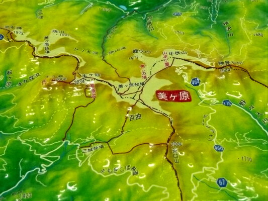 実際の地形の起伏を忠実に再現しています。 登山の記念や観光の記念に、お仲間との登山の記念に、また、お世話になった方へのプレゼントに喜ばれる一品です。 ※多数ご注文ご希望の場合は、お問い合わせください。 ■サイズ：2L判(18×13cm) ■重　量：20g ■付属品：卓上フォトスタンド　