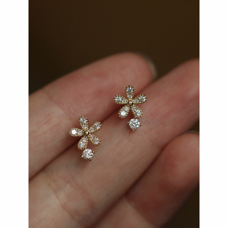 乐天商城 - セール フラワーとジルコニアのスタッドピアス　イヤリング 2色 1ペア 両耳用 酸化防止コーティング