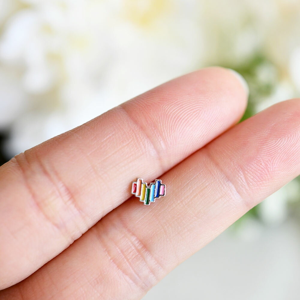 Rakuten - レインボー ハートの小さなピアス　虹のピアス イヤリング 1ペア用　シルバーカラー 安心できる素材シルバー925