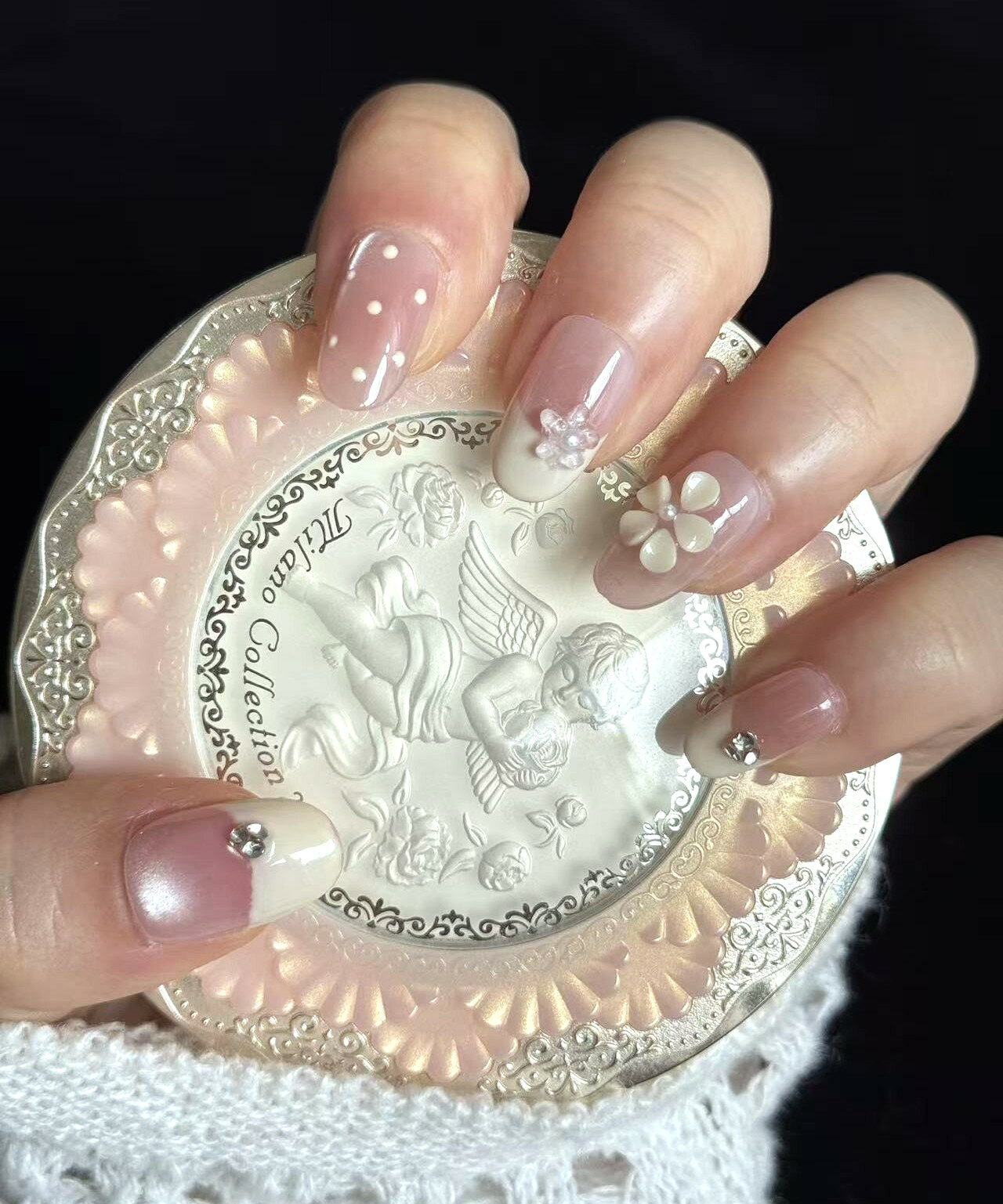 ～～～❄+300円でラッピング可能♪～～～ TikTok：Ralulu.Shuにて商品の動画もチェックできますよ！ ************ 現品販売　S&Mサイズ No.99994 優しいピンクベージュをベースに、アイボリーフレンチと立体的な3Dフラワーを組み合わせた、大人可愛いハンドメイドネイルチップです。 柔らかなマグネットネイルが上品な輝きを放ち、親指と小指にはシンプルなビジューをアクセントとしてプラス。中指には透明感のあるクリアフラワー、薬指には立体感のある3Dフラワーをあしらい、可愛らしさと上品さを兼ね備えたデザインに仕上げました。 人気のショートオーバルは、自然なフォルムで指先をすっきり美しく見せ、日常生活でも扱いやすいデザインです。 付属品　（親指の側面に気泡あり） ハンドメイドネイルチップ　ショートオパール　親指縦直線は約1.9cm～2cm 粘着ネイルシール ネイルファイル アルコールパッド スティック 届いたその日からすぐにご使用いただけます。 **選び方のコツ** サイズに迷われた場合は、ひとつ大きめのサイズをお選びいただくのがお勧めです。 必要に応じてファイルで微調整していただければ、より自然なフィット感に仕上がります。 ※手や爪の形状には個人差がございます。目安としてご参照ください。 **ご使用方法** 画像よりご確認ください。 おすすめシーン ・普段使い・オフィス ・デート・女子会 ・結婚式・卒業式・入学式 ・成人式・前撮り ・旅行・プレゼント ご購入前に ⭐︎サイズは商品画像のサイズ表をご確認の上、ご購入ください。 ⭐︎ ハンドメイド商品となりますので、アートやニュアンス、パーツ位置等が写真と若干異なる場合があります。 ⭐︎パソコンやスマホ端末により、実物が画像の色合いと若干異なることがございます。 ⭐︎細心の注意をはらって作成しておりますが、小さな気泡やダスト、チップの裏にジェルが付着する場合があります。 ⭐︎在庫は他店舗と共有しているため、欠品時は「別カラーのご提案」or「お客様都合によるキャンセル」とさせていただきます。ご了承くださいますようお願いいたします。 検索キーワード ネイルチップ ハンドメイド マグネットネイル ショートオーバル Mサイズ 一点もの ピンクベージュ シンプル オフィスネイル 大人可愛い 上品 ブライダル 成人式 結婚式 付け爪 ネイルシール付き ギフト プレゼント