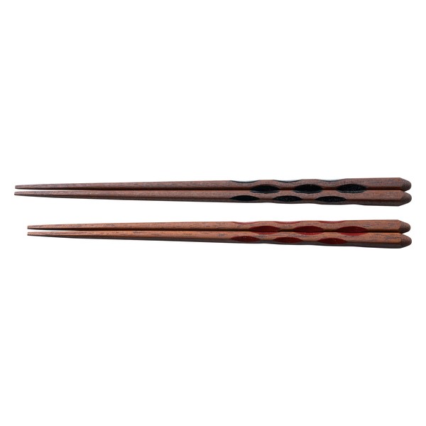 おすすめ特集お買い物ガイド若狭塗は、今から約400年前に誕生した漆器です。その技法が完成したのは、江戸時代初期のこと。小浜藩の漆塗職人・松浦三十郎が、若狭湾の海底の様を模様化・図案化し、中国の漆器を基に考案したのが始まりと言われています。その後、弟子によって改良が施され、万治年間に現代まで伝わる方法が完成し、昭和53年には伝統的工芸品に指定されるに至りました。若狭は、日本の塗箸の80%以上が生産されており、塗箸のふるさとと言われています。持ち手部分の彫りが印象的な「若狭夫婦箸」は、箸先に滑り止め加工を施しています。食卓をさりげなく彩る「さざれ石 夫婦箸」は、貝殻を漆地や木地の表面にはめ込む螺鈿細工を施した若狭塗の箸。螺鈿細工とは貝殻の内側、虹色光沢をもった真珠質の部分を薄く研磨したものを様々な模様の形に切り、表面にはめ込み磨きだす装飾技法です。■商品名：若狭夫婦箸■商品：箸黒（全長約23cm）・箸赤（全長約22cm）各1、木箱入・日本製■材質：天然木（漆塗装/若狭塗）■化粧箱含む重量：約0.1kg■箱：約7.5×26×2cm※性質上、色彩・柄・形状等が多少異なる場合がございます。※ご注文・配送状況などにより、最短発送日を変更させて頂く場合がございます。結婚式　披露宴　結婚引出物　結婚引き出物　ご結婚内祝い　ウェディング　ギフト　ブライダルギフト　引出物　引き出物　人気の引出物　人気の引き出物　出産祝い　結婚祝い　内祝い　内祝　出産内祝い　新築内祝い　快気祝い　お返し　記念品　ごあいさつ　のし無料　オリジナルカード　無料オリジナルカード　フォトカード　カタログ　ギフト　ギフトカタログ　カタログ式ギフト　チョイスギフト　お買い得カタログ　チョイスカタログ　グルメカタログ　カタログタイプギフト　プレゼント