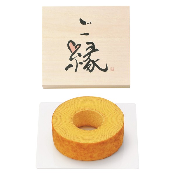 おすすめ特集お買い物ガイド■商品名：ドルチェデュオ 羅紫のふで ご縁に感謝 バウムクーヘン■セット内容：直径約13cm×1、木箱入■賞味期間：常温で25日■加工地：日本■化粧箱含む重量：約0.5kg■箱：約19.6×17.8×6.2cm※賞味期間は、製造日または加工・出荷日を基準に90日以内のものを保存方法と併せて記載しております。※商品到着後の日持ち期間は、配送日数などにより異なりますので、予めご了承ください。※注文後、お届けまでに約1〜2週間程(年末年始、夏季休業等の一部期間を除く)かかります。日付け指定をされていてもその指定日にお届け出来ない場合がございますので、予めご了承ください。※ご注文が【10個未満】の場合は、同じご注文番号につきチャージアップ料600円【税別】がかかります。※ご注文・配送状況などにより、最短発送日を変更させて頂く場合がございます。結婚式　披露宴　結婚引出物　結婚引き出物　ご結婚内祝い　ウェディング　ギフト　ブライダルギフト　引出物　引き出物　人気の引出物　人気の引き出物　出産祝い　結婚祝い　内祝い　内祝　出産内祝い　新築内祝い　快気祝い　お返し　記念品　ごあいさつ　のし無料　オリジナルカード　無料オリジナルカード　フォトカード　カタログ　ギフト　ギフトカタログ　カタログ式ギフト　チョイスギフト　お買い得カタログ　チョイスカタログ　グルメカタログ　カタログタイプギフト　プレゼント