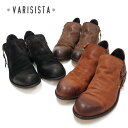 ブランド VARISISTA (ヴァリジスタ) 商品名 ＜品番：Z1011-E＞ カラー BROWN / DARK BROWN / BLACK 素材 アッパー：レザー(牛革) / ソール：合成底 生産国 日本製 (made in japan) 商品情報 ヴァリジスタで人気のドレープブーツをリメイクし、ダブルジップ仕様にアップデートしたショートブーツです。 自然なシワを表現するために足あたりもよく柔らかいレザーを国内タンナーより手配しています。 足元のワンポイントとしてトップライン(履き口)のカットに高低を付けている為着脱もスムーズ、デザイン性と履きやすさが相まった一足です。 カラーは3展開、ブラック・ダークブラウン・ブラウンには仕上げに焦がし加工を施し表情があります。 履くほどに味が出てきそうな素材感は、履く楽しみの一つになりそう♪ エンジニアブーツ・ワークブーツではハードすぎるという方にもオススメです。 こだわりの日本製、ライニング・中敷には豚革を使用し、踵には「VARISISTA」のサークルロゴが箔押しされています。 ※革のたるみによりシワを作っておりますゆえ、左右でシワの感じは異なります。 若干大きめの木型となっておりますため、普段履かれる革靴のサイズよりもワンサイズ下をおすすめいたします。 甲高、幅広の方はそのままのサイズをお選びください。