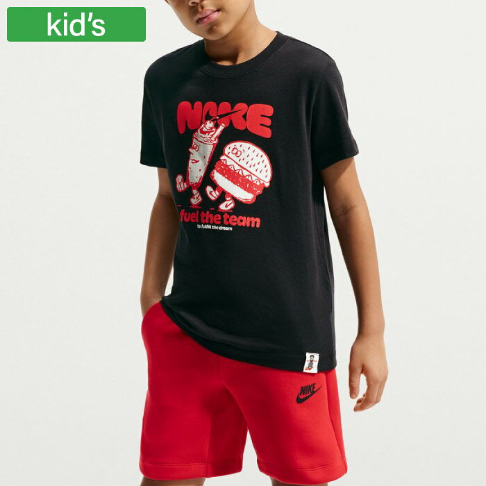 毎日着たくなる、パーフェクトな着心地のジュニア用Tシャツ Nike基準でしっかりと仕立てられた、デイリーに活躍するナイキのジュニア用半袖Tシャツです。 適度なボリュームと程よいドレープ感を備えた上質なコットン素材を採用しており、肌触りが柔らかく、一日中快適な着心地が持続します。 シンプルで飽きのこないデザインは、学校生活から休日の外遊び、スポーツやレジャーまで幅広いシーンにマッチ。クローゼットに何枚でも揃えておきたくなる、マストアイテムです。 ■特徴 上質なコットン素材: 適度なボリュームと程よいドレープ感が上品な風合いを演出。 抜群の着心地: 柔らかく優しい肌触りで、アクティブに動くキッズの日常を快適にサポート。 高い着回し力: シンプルなデザインのため、どんなパンツやショーツとも合わせやすい万能アイテム。 ■商品仕様 素材：コットン100％ ■当店でのご注文確定は、当店が定めるお買い物ガイド(下記含む)を理解し、同意したものとしてみなします。 ※実店舗を含め、複数の店舗と在庫を共有しており、ご注文後に在庫切れが発生する場合がございます。その際はメールにてご案内致します。事前にドメイン:shop.rakuten.co.jpをご登録ください。 ※店頭陳列在庫での販売の可能性があります。 ※メーカー画像を使用しておりますが、予告なく仕様やパッケージが変更される場合があります。 ※商品画像のカラーにつきましては、観覧される端末等の設定・環境によって実物と多少異なる場合があります。