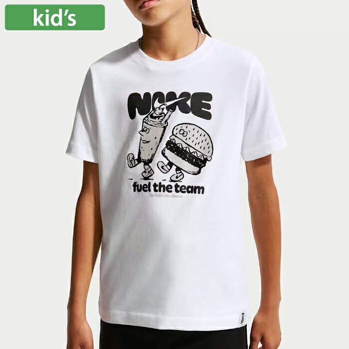 毎日着たくなる、パーフェクトな着心地のジュニア用Tシャツ Nike基準でしっかりと仕立てられた、デイリーに活躍するナイキのジュニア用半袖Tシャツです。 適度なボリュームと程よいドレープ感を備えた上質なコットン素材を採用しており、肌触りが柔らかく、一日中快適な着心地が持続します。 シンプルで飽きのこないデザインは、学校生活から休日の外遊び、スポーツやレジャーまで幅広いシーンにマッチ。クローゼットに何枚でも揃えておきたくなる、マストアイテムです。 ■特徴 上質なコットン素材: 適度なボリュームと程よいドレープ感が上品な風合いを演出。 抜群の着心地: 柔らかく優しい肌触りで、アクティブに動くキッズの日常を快適にサポート。 高い着回し力: シンプルなデザインのため、どんなパンツやショーツとも合わせやすい万能アイテム。 ■商品仕様 素材：コットン100％ ■当店でのご注文確定は、当店が定めるお買い物ガイド(下記含む)を理解し、同意したものとしてみなします。 ※実店舗を含め、複数の店舗と在庫を共有しており、ご注文後に在庫切れが発生する場合がございます。その際はメールにてご案内致します。事前にドメイン:shop.rakuten.co.jpをご登録ください。 ※店頭陳列在庫での販売の可能性があります。 ※メーカー画像を使用しておりますが、予告なく仕様やパッケージが変更される場合があります。 ※商品画像のカラーにつきましては、観覧される端末等の設定・環境によって実物と多少異なる場合があります。