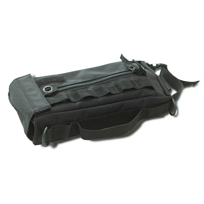 マグネットの開閉でお取り替えが楽に。 使用時はステイクハンガーなどに縦にかけたり、ハンギングチェーンやバッグなどにも横かけできるように設計。 バックル式でどこにでも取り付けが可能です。 サイズ： 約28 x 14.5 x 6cm 材質： ポリエステル ・ PP・ スチール 重量： 約180g ■当店でのご注文確定は、当店が定めるお買い物ガイド(下記含む)を理解し、同意したものとしてみなします。 ※実店舗を含め、複数の店舗と在庫を共有しており、ご注文後に在庫切れが発生する場合がございます。その際はメールにてご案内致します。事前にドメイン:shop.rakuten.co.jpをご登録ください。 ※店頭陳列在庫での販売の可能性があります。 ※メーカー画像を使用しておりますが、予告なく仕様やパッケージが変更される場合があります。 ※商品画像のカラーにつきましては、観覧される端末等の設定・環境によって実物と多少異なる場合があります。