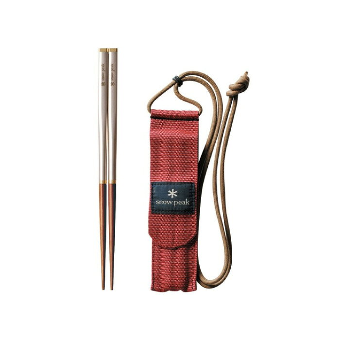 登山用語で武器はカトラリー。和武器は、つまりお箸です。キャンプで箸を使うことを当たり前にした逸品。2分割して刀のようにしまう姿は、海外でも大人気。 ●材質:グリップ/ステンレス、先端/竹、ジョイント・フタ/ブラス、ケース/10号帆布 ●本体サイズ:8×8×205mm(収納時約113mm) ●収納ケースサイズ:40×140mm ●重量:本体/約26g、ケース/約20g ■当店でのご注文確定は、当店が定めるお買い物ガイド(下記含む)を理解し、同意したものとしてみなします。 ※実店舗を含め、複数の店舗と在庫を共有しており、ご注文後に在庫切れが発生する場合がございます。その際はメールにてご案内致します。事前にドメイン:shop.rakuten.co.jpをご登録ください。 ※店頭陳列在庫での販売の可能性があります。 ※メーカー画像を使用しておりますが、予告なく仕様やパッケージが変更される場合があります。 ※商品画像のカラーにつきましては、観覧される端末等の設定・環境によって実物と多少異なる場合があります。