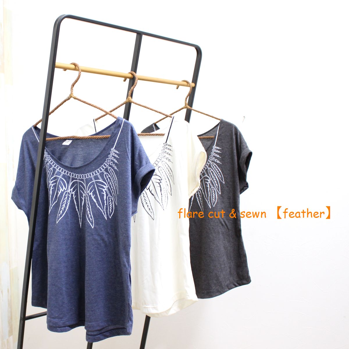 フレアカットソー Tシャツ フェザー柄 ネイティブ エスニック アジアン 民族 レディース ヨガ ダンス 衣装 フェザー 羽根 Aライン フェス イベント 春 夏 リゾート