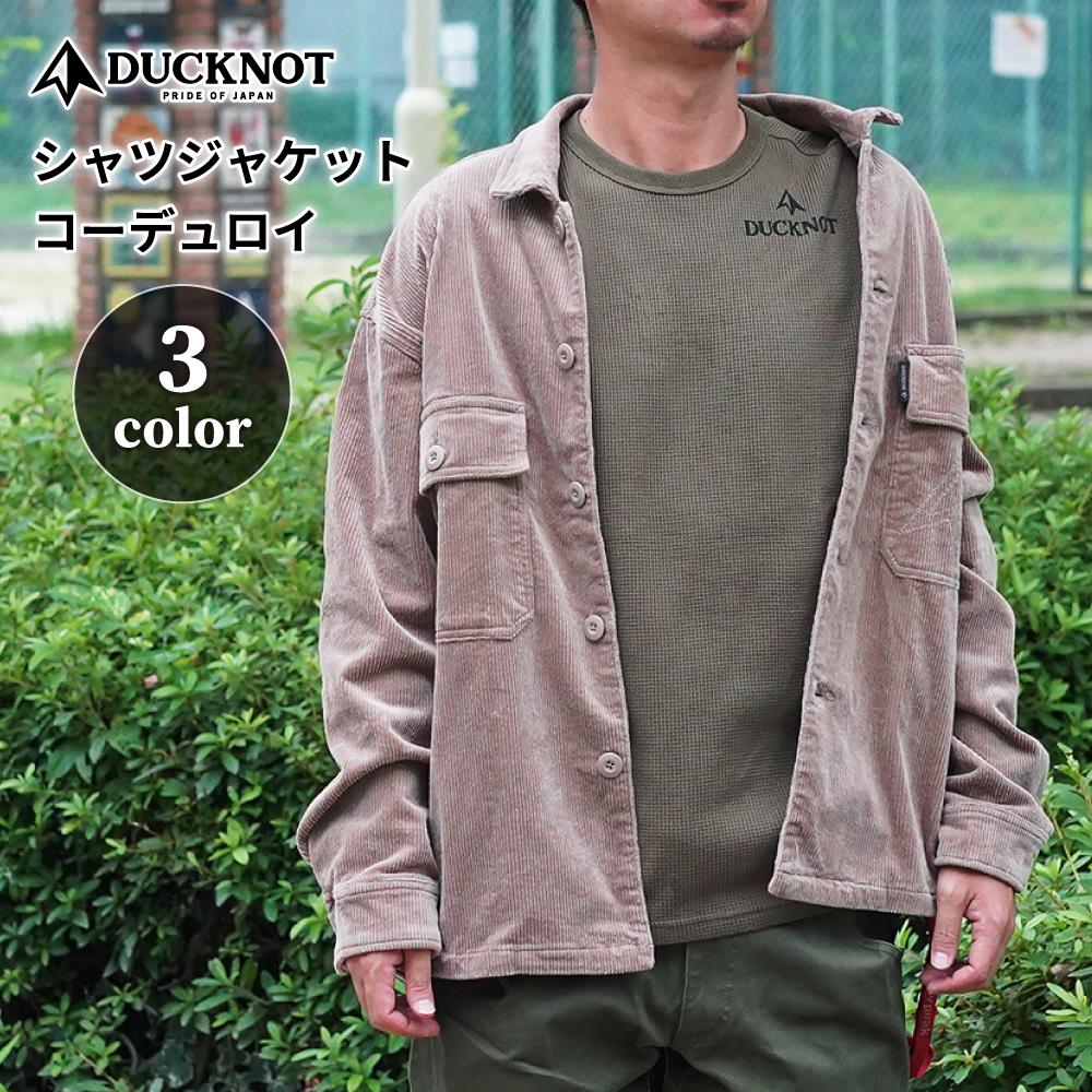 商品名 DUCKNOT ダックノット シャツジャケット コーデュロイ カラー ベージュ / ブラウン / OD(オリーブドラブ) サイズ S / M / L / XL 材質 綿97％・ポリウレタン3％（コーデュロイ生地） 商品説明 さっと羽織れる気軽さが魅力のシャツジャケット。 しなやかに体に馴染むストレッチコールを使用。 アウターとしてはもちろん、冬のインナーにもおすすめです。 ゆったりシルエットで体型を拾わないので、男女問わずにご着用いただけます。 左腰や胸ポケットにDUCKNOTのロゴタグ。 大きな胸ポケットは収納力バツグン。 ミニポケット口にはゴールゼロがすっぽり収まる遊び心のあるデザイン。 また左右にサイドポケットもあり、合計4カ所にポケットがあります。 裏地なしなので春や秋の羽織にも使えます。 伸縮性のあるコーデュロイ生地を使用。 適度な厚みでありながらストレッチが効いていて動きやすく、穿き心地も抜群です。 着用サイズ スタッフA（男性/175cm/標準）：M or L スタッフB（女性/156cm/標準）：S ※日本国外への発送は行っておりません。 ※Our company does not make international shipments. ※予告なく仕様が変更になる場合がございます。 ▼ツイルver.はこちら▼