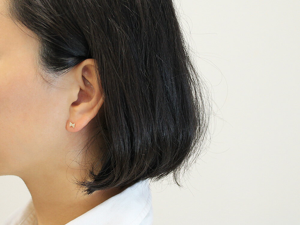 【片耳販売】 K18 リボンタイ ダイヤモンド ピアス 小さな存在感。 パヴェ ダイヤ ...