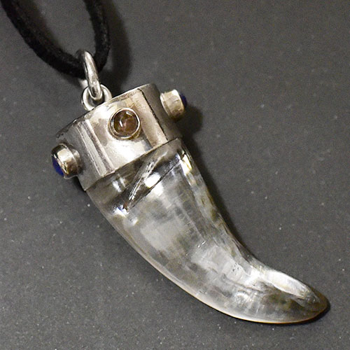 【一点物】ガネッシュヒマール産 ヒマラヤ水晶 ドマニ（Dzi） 牛角型 お守り スターリングシルバー ペンダントトップ【メール便対応可】￢