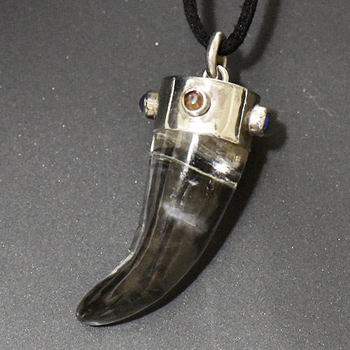 【一点物】ガネッシュヒマール産 ヒマラヤ水晶 ドマニ（Dzi） 牛角型 お守り スターリングシルバー ペンダントトップ【メール便対応可】￢