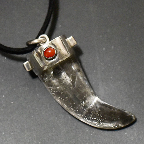 【一点物】ガネッシュヒマール産 ヒマラヤ水晶 ドマニ（Dzi） 牛角型 お守り スターリングシルバー ペンダントトップ【メール便対応可】￢