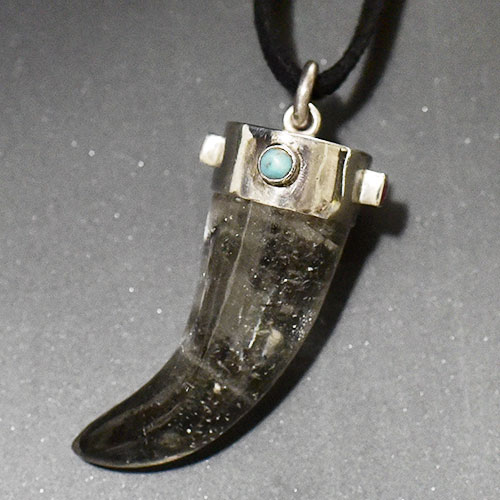 【一点物】ガネッシュヒマール産 ヒマラヤ水晶 ドマニ（Dzi） 牛角型 お守り スターリングシルバー ペンダントトップ【メール便対応可】￢