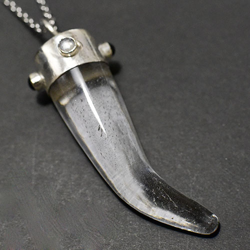 【一点物】ガネッシュヒマール産 ヒマラヤ水晶 ドマニ（Dzi） 牛角型 お守り スターリングシルバー ペンダントトップ【メール便対応可】￢