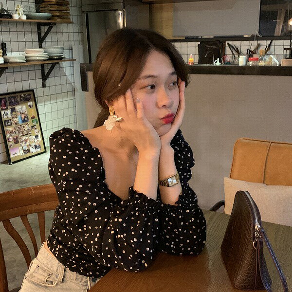気質 花柄 個性的 デザイン性 スクエアネック パフスリーブ 着痩せ レディース トップス
