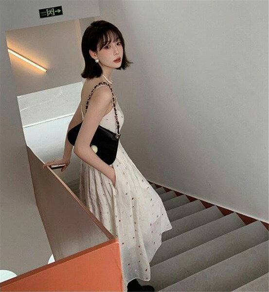 元気少女の衣装 ししゅう キャミワンピ レトロ 小さな花 フリルスカート デザインセンス