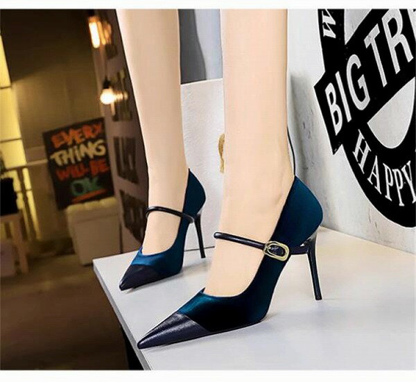 人気商品 一字ボタン ハイヒール ポインテッドトゥ ピンヒール 細いヒール