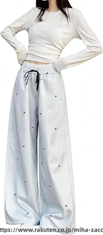 　　　 ◆◇◆売れている秘密◆◇◆ ウエスト:62 ヒップ:125 パンツ丈:98 / ウエスト:64 ヒップ:129 パンツ丈:100 / ウエスト:67 ヒップ:133 パンツ丈:102 / ウエスト:70 ヒップ:137 パンツ丈:103 / ウエスト:72 ヒップ:140 パンツ丈:104 爽やかなストライプデザイン涼しげなブルーのストライプパンツは、散りばめられた小さなリボン柄が甘さを添える大人可愛いワイドパンツレディースです。縦のラインを強調するストライプ柄と広がりすぎないストレートなシルエットが、脚長効果を演出しながら、すっきりとした印象を与えます。お出かけが楽しくなる一着です。 体型カバーを叶える美脚シルエットゆったりとしたルーズな着用感が魅力のカジュアルパンツです。気になるヒップラインや太ももを自然にカバーするワイドシルエットで、リラックスした穿き心地ながらもスマートな着こなしを実現します。窮屈感のないイージーパンツなので、長時間の着用でも快適に過ごせます。 サラッとした肌触りと快適な穿き心地ベタつきにくい涼感のある素材を採用したリラックスパンツです。風通りがよく軽やかな風合いで、日常のお出かけにはもちろん、おうち時間のルームウェアとしても重宝します。ウエスト部分は調整可能なドローストリング仕様で、お好みのフィット感に調整可能です。 お手入れ簡単でデイリー使いに最適毎日気兼ねなく着用できるよう、お洗濯やお手入れが簡単な耐久性のある素材で仕立てたレディースワイドパンツです。丁寧な縫製により、繰り返しの着用やお洗濯でも型崩れしにくく、シルエットを長く保ちます。シワになりにくいのも嬉しいポイントで、旅行用の持ち運びにも便利です。 　　　◆◇◆注意事項◆◇◆ご覧のモニターの環境、撮影環境により実物と色味が異なって見える場合がございます。湿った状態で他のものと擦り合わせると色が移る恐れがあります。濃色品の洗濯時は、白色、淡色と分けて洗ってください。 メーカー希望小売価格はメーカーカタログに基づいて掲載しています