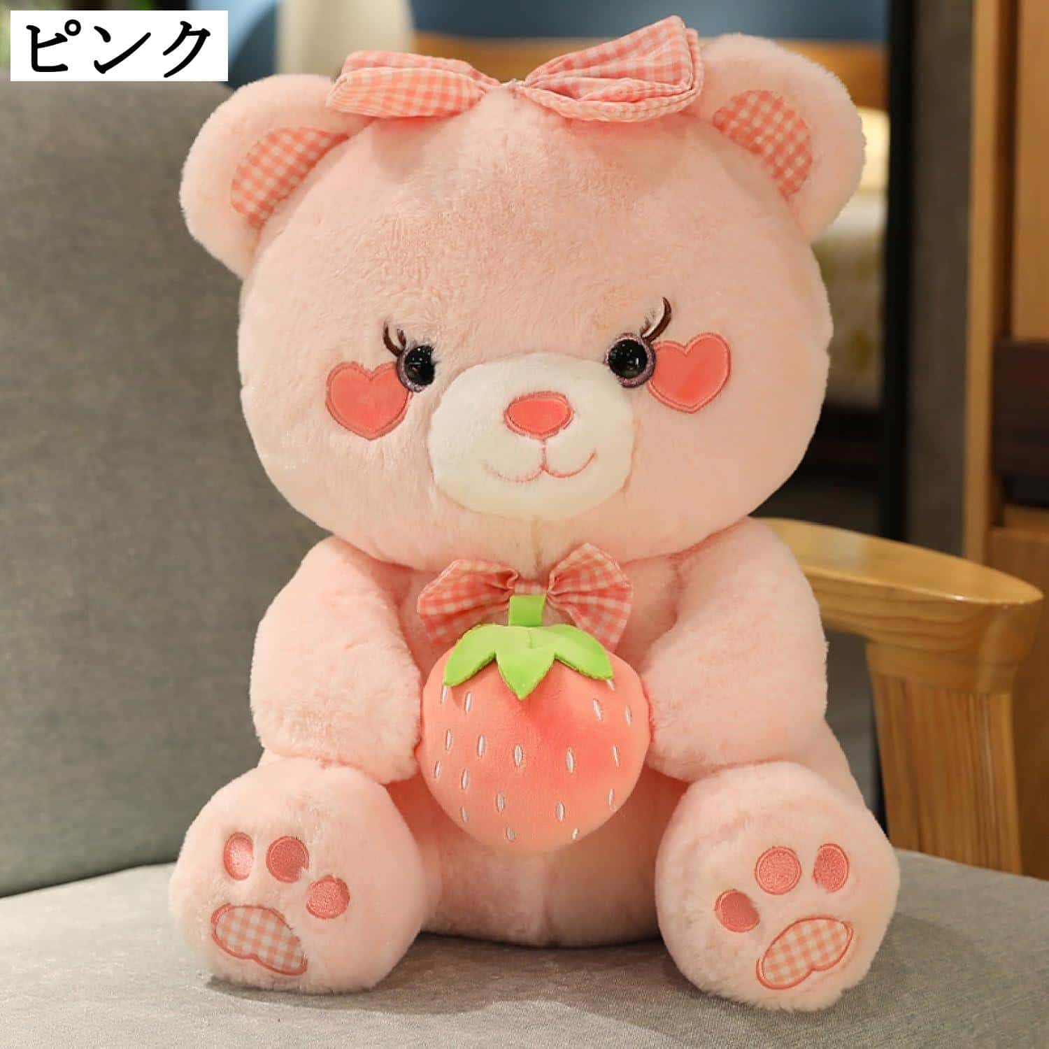 - カラー: ピンク- サイズ: 35cm, 45cm, 55cm, 85cm (手作業で測定しているため12cmの誤差あり)- 素材: pp綿配合の綿、心地良いふわふわ感触- 素材: 環境に優しい材料使用、特別なにおいなし、無毒で肌に害なし- デザイン: 可愛いクマのぬいぐるみ、触り心地がふわふわ、クッション兼抱き枕- 特徴: 抱きしめた時の柔らかさが心地よく、癒し効果あり- 使用シーン: お部屋、ベッドルーム、玄関などに置くと幸せな気持ちになれる- 用途: 日常生活を楽しくする、部屋や寝室、玄関、車などに置ける- 安全性: のppコットン使用、敏感肌を傷つけない安全な素材- プレゼント: 誕生日、クリスマス、記念日などの素晴らしいギフト、特に子供や女性に最適- 対象者: 中学生、高校生、大学生、社会人、お母さん、妻、大切な人など- インテリア: 不使用時にはインテリア雑貨として部屋に飾れる
