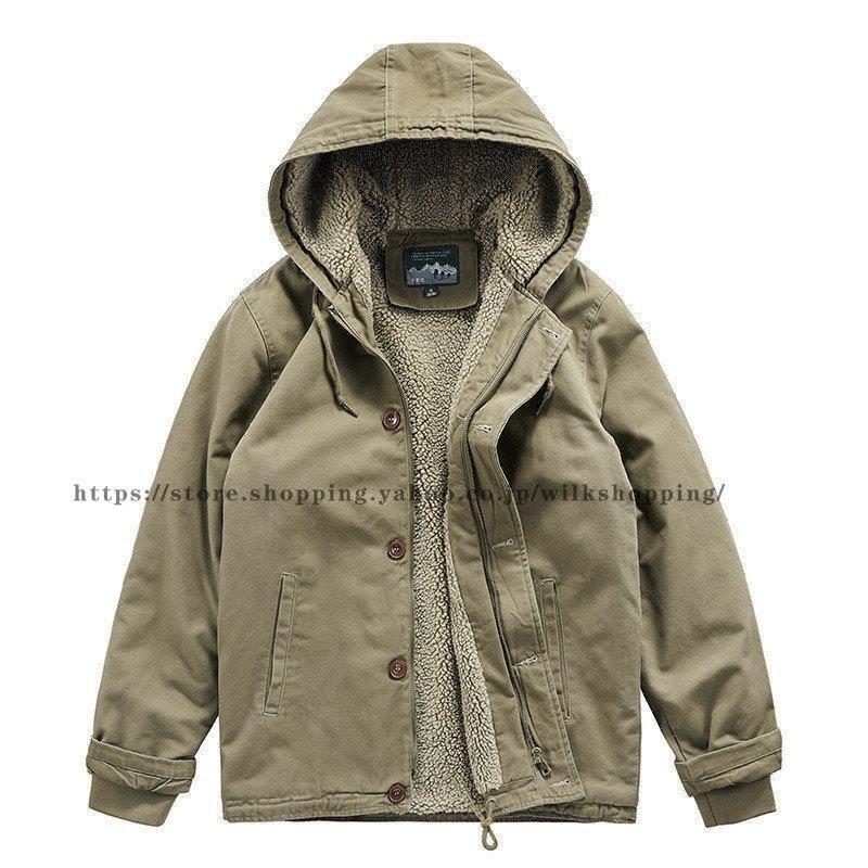 商品カラー：/ブラック/グリーン/カーキサイズ：/m/l/xl/2xl/3xl/4xl商品説明毎シーズン大好評のミリタリージャケットが進化して帰ってきた。?テイストが旬の印象に見せてくれる。しっかりとした作りの裏地で暖かく防寒性は申し分なしの1着。素材コットン、ポリエステル、その他注意事項※基本的に、xl?ll?2lのサイズはすべて同じサイズです。キーワードma1 n1 n2 n3 中綿入り デッキジャケット ダウンジャケット ミリタリー モッズコート メンズ ボアブルゾン m6 裏ボア 厚手 防寒 アウター お兄系 冬 秋 裏フリース ロング丈 大きいサイズ フード付き 紳士服 ファーフード 防風 大きいサイズ 秋服 綿 あったか ファスナー キルティング 柔らかい 軽量 ボリュームフード ゆったり シンプル カジュアル 冬服 おしゃれ 通勤 無地 パーカー 中綿コート ツイード かっこいい ジャンパー used加工 ライダース 保温 ビジネス スリム 米海軍 米軍 メーカー希望小売価格はメーカーカタログに基づいて掲載しています