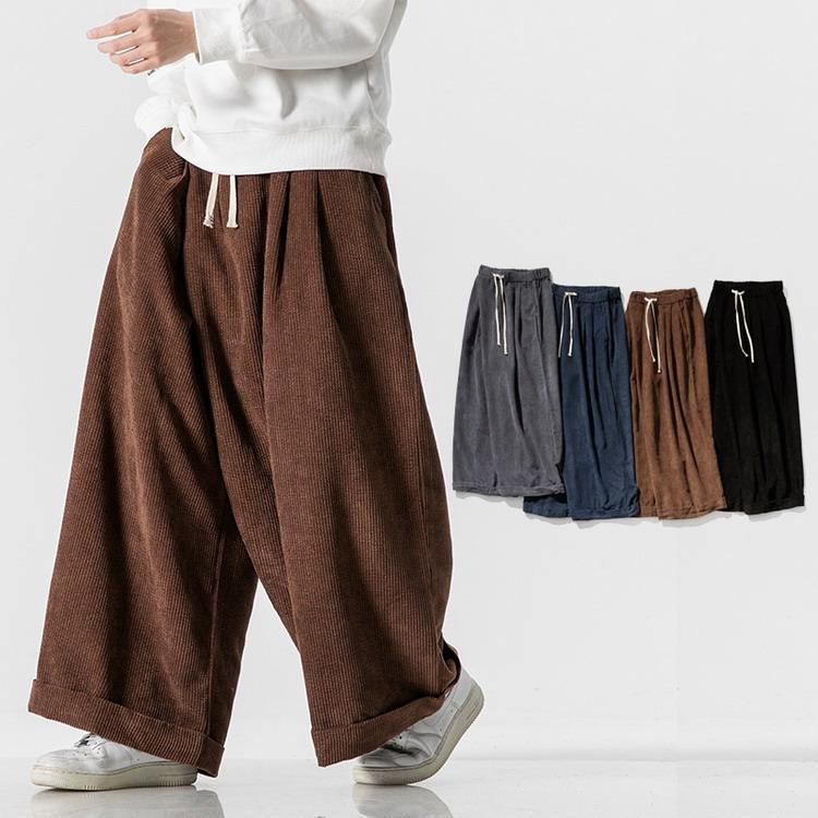 バギーパンツ メンズ ルーズ 大きいサイズ ワイドパンツ 秋服 秋物 ボトムス 紐パン コーデュロイ[素材]コーデュロイ(100％ポリエステル)[原産国] 中国※イメージ画像にて着用していますシャツや飾りなどは含みません。※画像の商品はサンプルです。実際の商品とは仕様?加工?サイズ?素材が若干異なる場合がございます。※製造工程の過程による、小さなほつれ、微小な縫製のずれなどの部分が、まれにございますが、不良品ではございません。ご了承ください。※ゴミの減量のため透明な袋包装です。ラッピング/プレゼント包装は対応致しておりません。