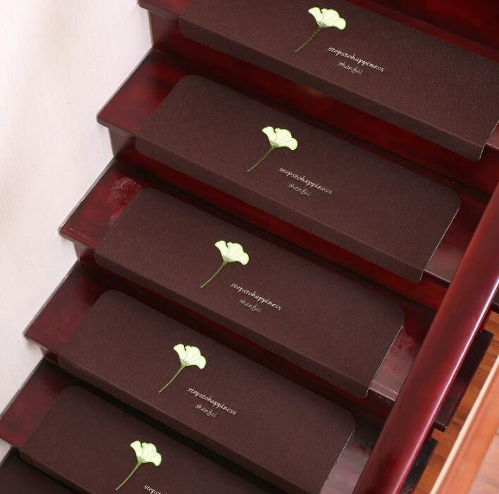 商品詳細 商品内容 階段マット 商品特徴 階段マット 仕様 付属品：無し 素材:ポリエステル 生産国：中国 サイズ サイズ（cm）： 写真の通り ●形、色、質感が、商品ページ上と実物で異なって見える場合がございます。予めご了承くださいませ。 商品について： ※製造中（縫製、染色など）により商品において色味や柄、サイズに若干の誤差や、生地を織る際に糸の継ぎ目や多少のほつれ等が生じる場合がございますが、品質上の問題ではございませんのでご了承の上お買い求めくださいませ。 ※手作り商品でございますから、画像と若干異なる場合も御座います。 ※モデルに使用している小物、アクセサリ等はセット内容に含まれません。 ※発送上の状態によって商品がシワになる場合がございます。予めご了承くださいませ。 発送について： ※商品以外で、メーカーから取り寄せを致しますので、7日間前後お時間を頂いております。 ※確認、配送状況、休日を間にする事により、予定より遅くなる可能性がございます。 ※当店ではラッピングのサービスを行っておりません、ご了承くださいませ。 メールについて： ※メール返信とご注文対応は、平日10：00〜18：00頃に対応しております。 ※携帯メールでの登録は迷惑メールによりメールが届かない場合がございます。 返品について： ※返品ご希望の際は商品到着から7日以内に必ず当店までご連絡をお願いいたします。 ※ご連絡がない場合の返品はご遠慮ください。 ※ご連絡を頂けましたらスムーズに対応できますので、ご協力いただけますようお願い申し上げます。送料について※★複数、追加可、何点でも同梱配送は可能です。北海道・沖縄・離島への配送は商品によって異なる別途送料がかかります。