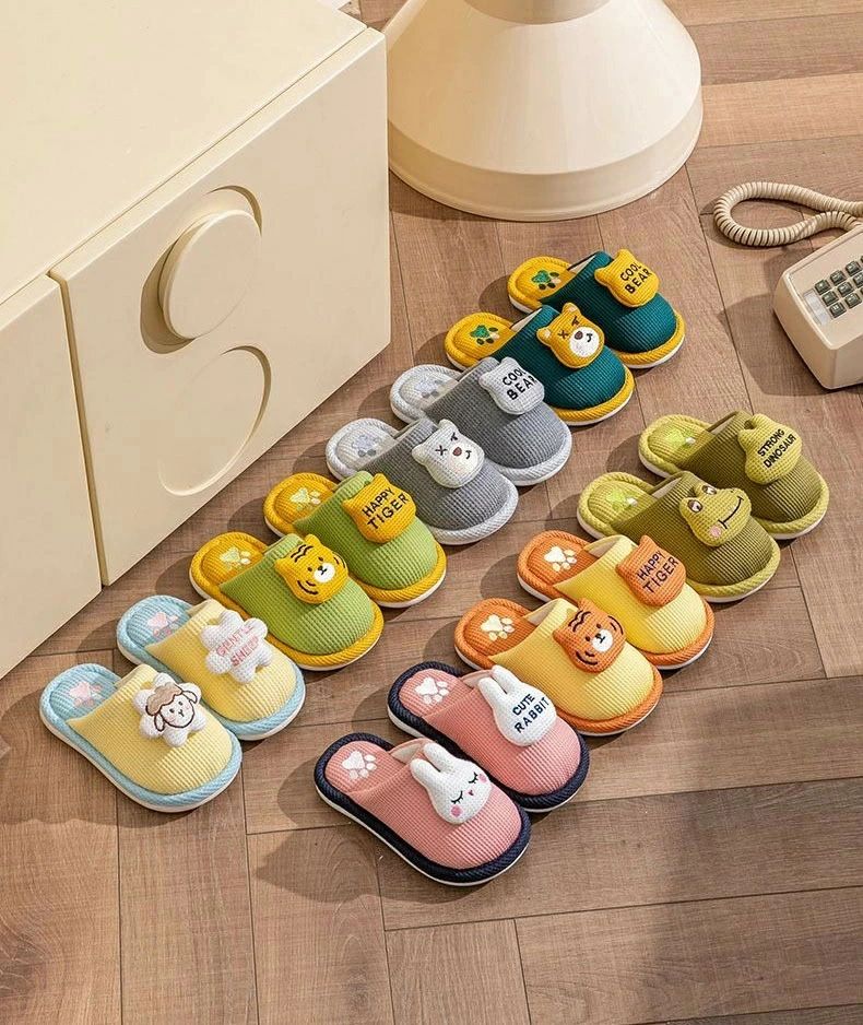 ルームシューズ キッズさらっとした肌触りが気持ちいい?オールシーズン使えるこどもスリッパ底はpvc素材を使用した滑りにくい設計になっているので安心しっかりとした厚みのある足底で履きやすい サイズ 17cm 18cm 19cm 20cm 21cm 22cm サイズについての説明 サイズ：15cm 16.5cm 18cm 19cm 20cm 21cm 素材 麻 色 イエロー グレー グリーン 備考 ●サイズ詳細等の測り方はスタッフ間で統一、徹底はしておりますが、実寸は商品によって若干の誤差(1cm〜3cm )がある場合がございますので、予めご了承ください。 ●製造ロットにより、細部形状の違いや、同色でも色味に多少の誤差が生じます。 ●パッケージは改良のため予告なく仕様を変更する場合があります。 ▼商品の色は、撮影時の光や、お客様のモニターの色具合などにより、実際の商品と異なる場合がございます。あらかじめ、ご了承ください。 ▼生地の特性上、やや匂いが強く感じられるものもございます。数日のご使用や陰干しなどで気になる匂いはほとんど感じられなくなります。 ▼同じ商品でも生産時期により形やサイズ、カラーに多少の誤差が生じる場合もございます。 ▼他店舗でもを共有して販売をしている為、受注後欠品となる場合もございます。予め、ご了承お願い申し上げます。 ▼出荷前に全て検品を行っておりますが、万が一商品に不具合があった場合は、お問い合わせフォームまたはメールよりご連絡頂けます様お願い申し上げます。速やかに対応致しますのでご安心ください。 メーカー希望小売価格はメーカーカタログに基づいて掲載しています