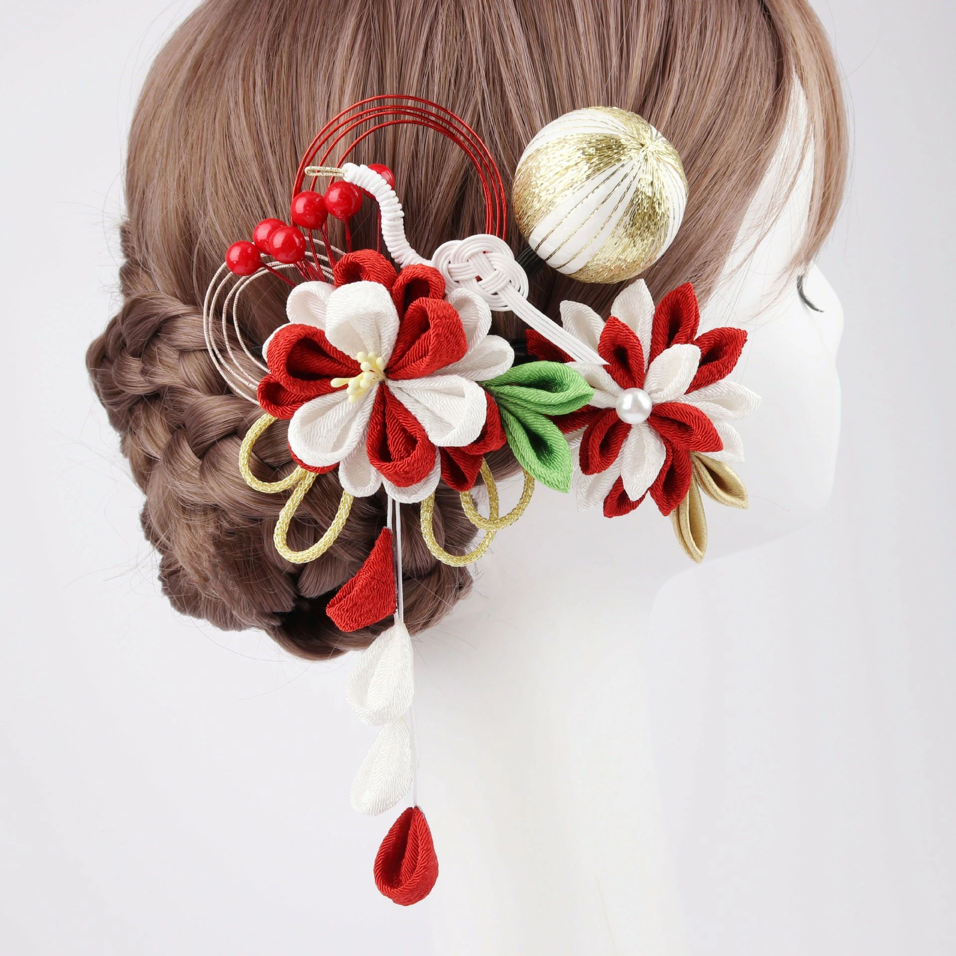 商品説明 商品内容 ヘアアクセサリー 素材 ポリエステル繊維 生産国 中国 サイズ フリーサイズ 注意書き ※商品写真は、できる限り現品を再現するように画像処理などの補正を行っておりますが、ご利用のモニターや環境により差異が生じます。予めご了承ください。 ※生地の特性上、多少ニオイがある場合がございますが、日陰干しで数日干していただくか、あるいは数回ご使用していただく間に、 ニオイは気にならなくなります。 ※上記の数値は、実測によるものです。多少の誤差はご容赦ください。 ※仕様は予告なく変更される場合があります。（ご使用に差し支えない程度） その他 納期：至急ご利用頂く場合は事前にメールでご連絡お願いします。 　 メーカー希望小売価格はメーカーカタログに基づいて掲載しています