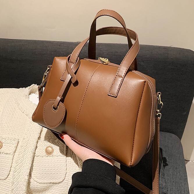 ハンドバッグ バッグ カバン レディース 肩がけ 手持ち スクエア 四角 ベルト ファスナー フェイクレザー 大人可愛い きれいめ