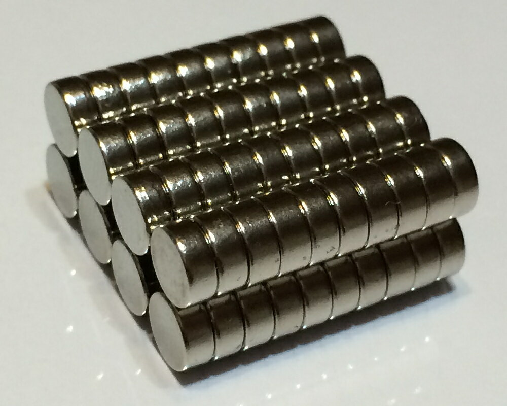 ネオジム磁石φ3mm×10mm(N35) 80個 種類： ネオジム磁石 グレード： N35 形状： 丸型 サイズ：φ3（D)×10（H） 寸法公差：（±0.1）x (±0.1） (mm) 磁化方向： 高さ方向 表面処理： Niメッキ(Ni-...