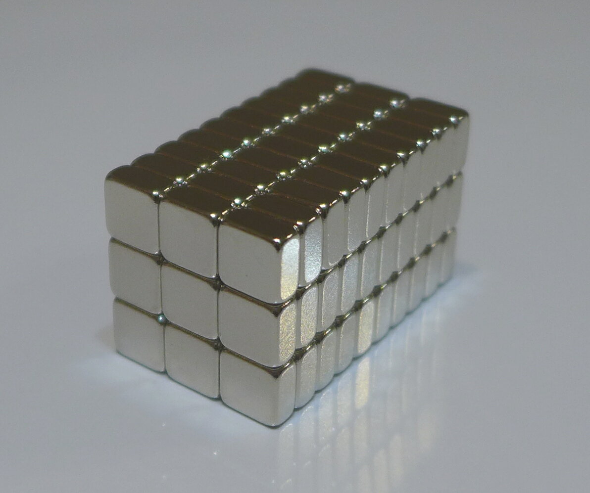 ネオジム磁石6.4mm×6.4mm×3.2mm(N35) 90個ネオジウム 超強力 マグネット　強力磁石　永久磁石　いろいろ使えますリール改造・燃費アップ・フィギア・プラモデル・日曜大工・工作・DIY・紙留め・実験
