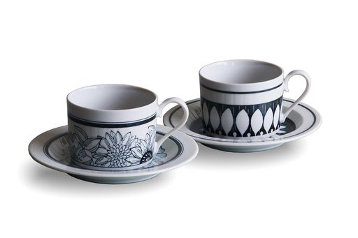 温かい飲み物 サイズ:カップ:φ85x60mm・250cc、皿:φ160x20mm 材質:磁器 原産国:日本 北欧のアンティークな雰囲気を感じさせる花柄のアンティコフラワー。ヴィンテージ風なデザインと彫刻をほどこした表現で料理を引き立てる普段使いの器です。ゆったりとした心地の良い時間、アンティークな雰囲気と洗練されたデザインは飾るだけでも絵になり、食卓に優雅なアクセントを添える。白と黒のモノトーンの落ち着きが料理を引き立て、シンプルながらも確かな存在感。 食洗機・電子レンジ(温め直しに限る):使用可