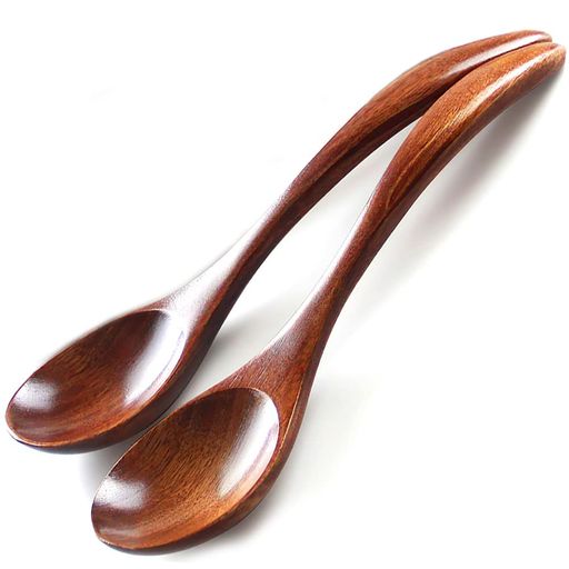 「サイズ」:18CMX4CM。 「内容」:スプーン2本(動画の展示と違って、包装はプラスチックの袋です。) 「重量」:12.3G 大人も子供も手にピッタリしたサイズです。 「本漆塗り 」:スプーンの表面は本漆を塗りました。接着剤なし、無毒無害で、健康に良い食器です。また、滑らかな仕上げで口にやさしく、傷をつきません。使うときスムーズに感じます。天然木製なので、一本一本それぞれ違っている木地があります、唯一無二の製品です。 「多用途食器」:スープ、ラーメン、チャーハン、カレー、デザート、おかゆ、しゃぶしゃぶ、おでん、煮物、鍋料理などに適応です。深いヘッドはより多い食べ物を掬えますので、食事にはもっと便利になります。 「持ちやすい柄」:柄は曲がっていますので、持つのはもっと簡単になります。落ちることや滑ることなどの可能性がより一層減っています。万が一滑ってしまっても折ったり、割りたりしません。子供や年配者にとって安全です。 「使用シーン」:家族日常の食事、食堂用、お弁当用、オフィス用など、すべてオッケー!軽量で長くなくて持ち運びやすいです。和風スタイルは家に古典な雰囲気を添えています。