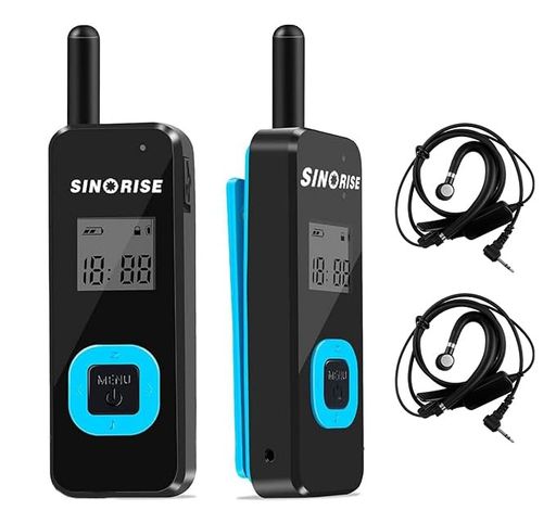 【ミニ双方向インターホン】サイズはわずか5 x 1.5 x 8.9 cm、重さはわずか35 gで、軽くて携帯できるようにした。イヤホンは360度回転することができて、柔らかい材料は装着の快適さを確保して、一日中使用するのに適しています。本体にはクリップが付いており、襟に固定しやすく、いつでもどこでも持ち運びがしやすい。(軽量化設計のため、外部スピーカー機能を廃止し、快適なヘッドホンとデバイスをペアリング) 【遠隔インターホン】ミニラジオの通信範囲は1-2キロに達することができ、特に広い地域では。私たちはインテリジェントなノイズ低減技術を使用して、騒々しい環境でも良好な通話品質を維持するために、はっきりとした高らかな音を確保しています。このラジオはレストラン、病院、安全などの作業環境に最適です。(距離は環境によって異なる) 【超長バッテリー寿命】双方向インターホンにスマートチップとMicro-USB急速充電機能を搭載し、充電後72時間待機できる。インテリジェントな電力調整で、省電力で耐久性があります。
