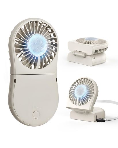 【ひんやり冷却プレートで涼しく】本体に冷却プレートを搭載した冷却ハンディファンです。肌に当てることでひんやりとした冷感を感じられ、暑い夏でも快適に使用できます。通常の携帯扇風機よりも涼しさを感じやすく、外出時の暑さ対策にもおすすめ。夏の通勤やアウトドアシーンで活躍する冷却ミニ扇風機です。 【わずか120Gの軽やか設計】120G軽量設計で長時間持っても疲れにくい携帯扇風機です。折りたたみ構造によりコンパクトに収納でき、バッグやポーチにもすっきり収まります。通勤・通学や旅行、外出時にも持ち運びしやすい小型ハンディファン。使わないときも場所を取らず便利です。 【1台4役の便利なハンディファン】手持ち扇風機としてはもちろん、首掛け扇風機や卓上扇風機や冷感扇風機としても使える便利なポータブルファンです。折りたたみ角度を調整することでデスクファンとしても快適に使用可能。通勤・通学、オフィス、アウトドアなど様々なシーンに対応。1台で多用途に使える携帯用ミニ扇風機です。 【静かに使えるUSB充電式】静音モーターを採用した静かなハンディファンで、オフィスや図書館でも使いやすい設計です。