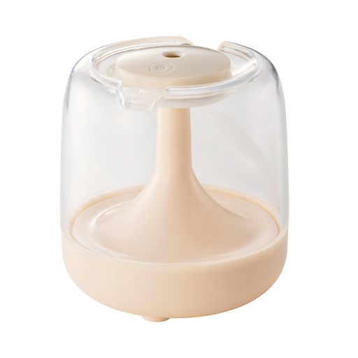 デスクに置くのにちょうどいいサイズ感で、コロンとしたかわいらしいフォルムの加湿器。 【パーソナルスペースに最適】 デスクに置くのにちょうどいいサイズ感で、マイデスクやリビングなどのパーソナルスペースの加湿にぴったりです。 さらに、USB接続でパソコンからも給電できるため、オフィスや在宅ワーク時に活躍します。 【上部給水式】 ふたをはずすことなく給水ができる上部給水式で簡単に給水ができます。 水タンクははずして洗えるのでお手入れにも便利です。 【癒しのグラデーションライト】 LEDライトが搭載されており、ライトモードは7色に変化する「グラデーション変色」と、 お好みの色で光る「色固定」とを選ぶことができます。 優しく灯り、お部屋をより一層癒し空間に8分音符 ■■Toffy_Classicシリーズ■■ ちょっぴりレトロで親しみのあるデザインが魅力。 シンプルで扱いやすいスペックと、ダスティカラーが人気のクラシックラインです。
