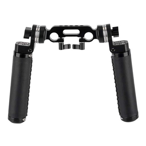 【組み合わせ】本製品は弊社のレザーハンドル、15MMレールブラケットを組み合わせたものです。アルミニウム合金製のケージは軽量かつ頑丈でカメラを衝撃から守ります。より簡単に動画撮影をコントロールできます! 【ラチェット式ロッドクランプ】業界標準の15MMロッドと互換性があります。15MMロッドを固定するM5つまみネジはラチェット式を採用されるので、最適な角度に移動することができます。カメラや各パーツをしっかりと固定するとき、つまみが干渉してネジが回せない場合でも、つまみのみ空回りさせネジを締めることが可能です。 【1/4ネジ穴付き、ROSETTEメスアダプタが装備されロッドクランプ】本製品のロッドクランプ1/4インチネジ穴(カメラ小ネジ)が開いてますので、ほかのカメラパーツを装着可能です。両端にはARRI規格ROSETTEメスアダプタが装備され、ARRI規格ROSETTEハンドグリップを接続します。 【ロゼットハンドルグリップ】本製品のハンドグリップはロゼットが付き、とても便利なデザインです。 アルミ合金製、軽量ながら、剛性感が十分です。