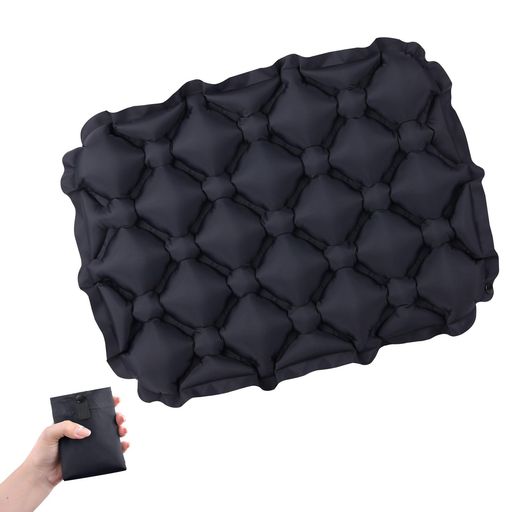 ✅【超コンパクト&amp;超軽量】折りたたむと手のひらサイズ(約11x10x4cm)、重さはわずか90gと超軽量。卵2個よりも軽く、ポケットやバッグにもすっきり収まります。省スペースで持ち運びに便利で、アウトドア・旅行・日常の移動にも最適なエアークッションです ✅【座り心地よい】マットの内部には、矩形に整列した3Dエアセル構造を採用し、複数のサポートポイントによって臀部・腰部の圧力を均等に分散し、長時間座っても痛くなりにくいです。空気のクッション感で、やさしく身体を支え、疲労を軽減します ✅【高機能素材 ・ 耐久性】表面は高密度40Dナイロン生地を使用し、防水性・耐摩耗性に優れています。内側にはTPUフィルムを貼り合わせ、気密性・防湿性に対応できます。屋外フェスやキャンプなどの繰り返し使用にも耐える丈夫な設計です ✅【即座に膨らむ・操作簡単】バルブから約3〜4回息を吹き込むだけで即座に膨らみ、使用後はバルブを開けるだけで空気が抜けます。折りたたむとポケットサイズに収納可能です。付属の収納ポーチはボタンで本体とボタン連結でき、持ち運びもラクラクです。