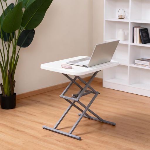 【高品質素材】この多用途折りたたみテーブルは、スチール製の脚とクロスブレース構造を採用し、耐久性と汎用性に優れています。パソコンデスク、オフィスデスク、バーベキュー、キャンプ、ピクニックなどのアウトドアアクティビティなど、様々な環境やニーズに適応します。最大100kgまで支えることができます。 【安全設計】湾曲したエッジが衝突や怪我を効果的に防ぎ、子供から大人まで安全な環境を提供します。 【多様な姿勢に対応】立ったり座ったりの姿勢を簡単に切り替えられるため、長時間の座り作業による首や背中の不快感を軽減し、仕事中やリラックス中に良い姿勢と快適さを維持できます。 【高さ調節可能】このテーブルは35cmから67cmまで4段階の高さ調節が可能で、屋外でのピクニックやキャンプパーティーから、室内でのレジャー活動やお子様の宿題まで、あらゆるシーンに適しています。 【持ち運び・収納簡単】片手で折りたたみ・展開できるので、持ち運びに便利です。車のトランクやベッドの下に簡単に収まるので、あらゆる冒険に便利な保管と持ち運びが可能です。