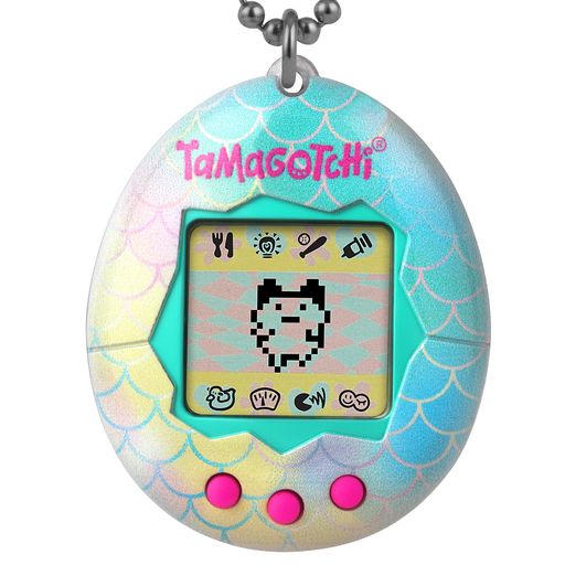 1997年に人気を博したOriginal Tamagotchi(オリジナルたまごっち)というデジタルペットが、オリジナルのプログラミングで復活しました。 ご飯をあげたり、ライトを点けたり消したり、一緒に遊んだり、薬をあげたり、トイレを使った後に水を流したり、健康状態を確認したりします。また、たまごっちが嬉しい時、ご飯をあげてすべての後片付けをし終えた時に困らせる場合はたまごっちをしつけることができます。 たまごっちが次にどの方向に動くかを推測する、キャラクターゲームもプレイできます。 カラフルなマーメイドシェルに、ピンクの「Tamagotchi」やボタン。オリジナルのプログラミングやキャラクターたち、新しいロゴ入り。 たまごっちを卵から子供へ、子供から大人へと育てます。お世話の仕方によって、7種類の大人のうちのどれになるかが決まります。 どこへでも持って行ける、チェーン付きのたまごっち1点です。 電池(CR2032)が付属します。 対象年齢:8歳以上。