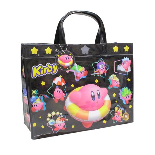 星のカービィのプールバッグ。かわいいカービィのタグ付き。マチアリPVCバッグです。 水に強いPVC素材。マチ付きで荷物を出し入れしやすく、中が見やすいのでお子様も使いやすい。お子様の学校行事や習い事にも大活躍です。 サイズ:約H260xW340xD120mm 素材:PVC 生産国:中国
